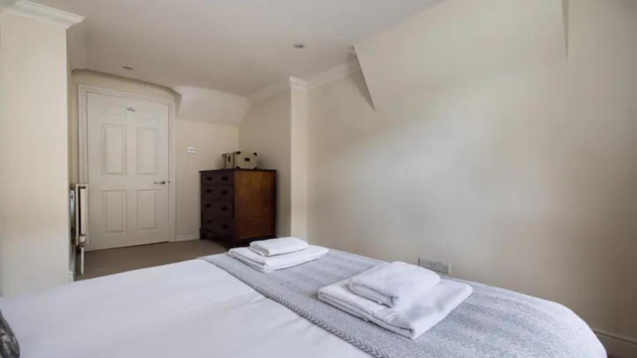 The West Kensington Apartments London Room photo