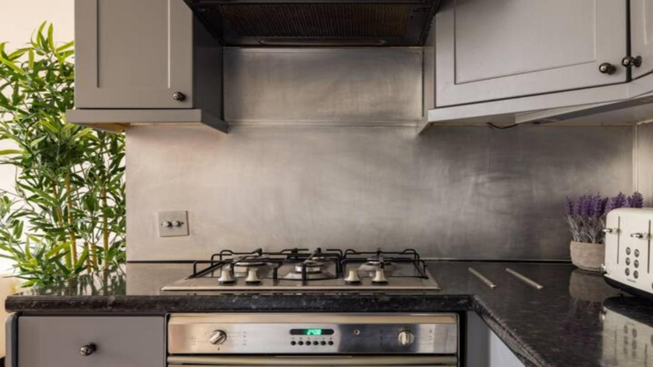 The West Kensington Apartments London Room photo