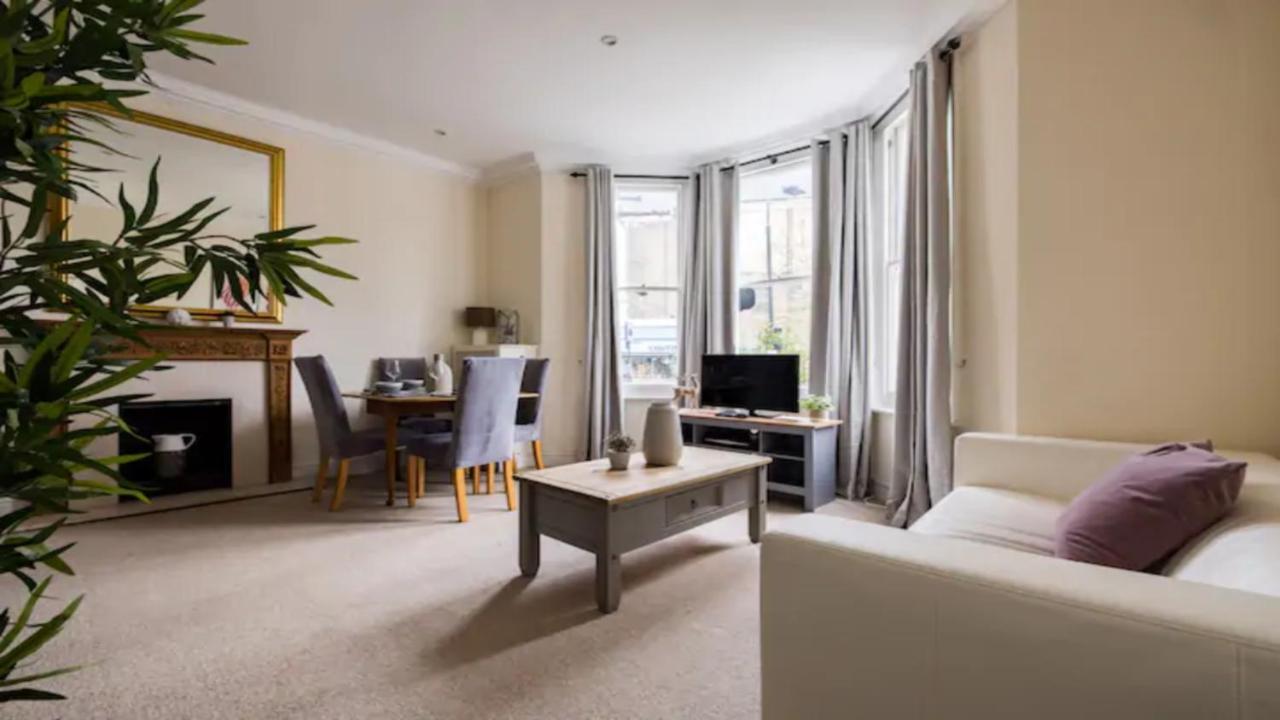 The West Kensington Apartments London Room photo