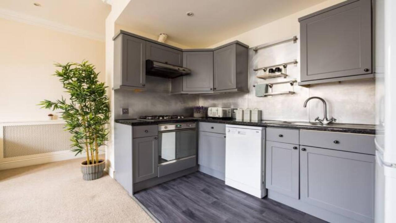 The West Kensington Apartments London Room photo