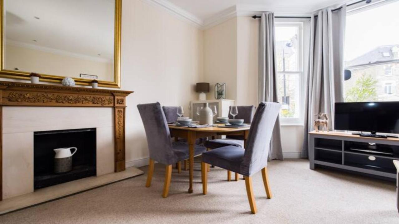 The West Kensington Apartments London Room photo